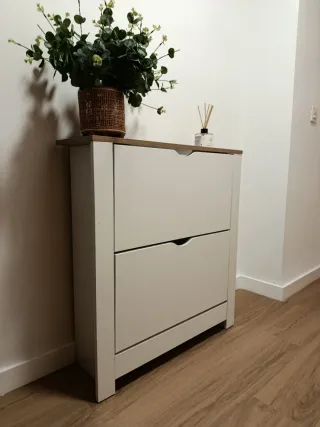 Zapatero blanco y madera