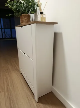 Zapatero blanco y madera