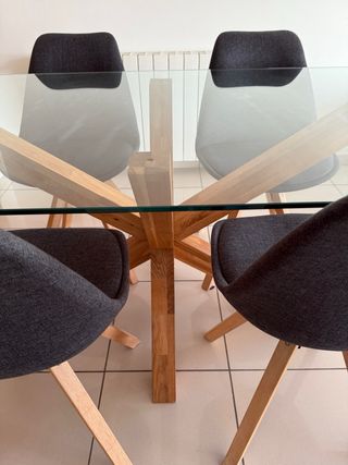 Mesa cristal y madera con 4 sillas