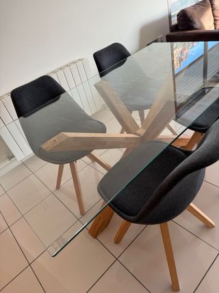Mesa cristal y madera con 4 sillas