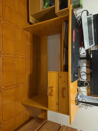 Escritorio de madera con cajones