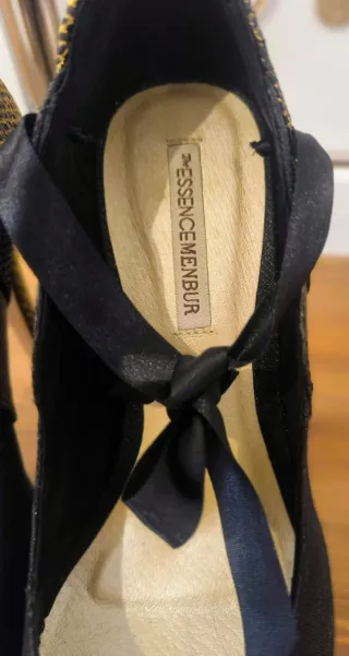 Zapatos de tacón Menbur negros y dorados