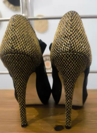 Zapatos de tacón Menbur negros y dorados