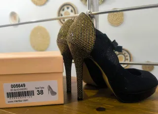 Zapatos de tacón Menbur negros y dorados