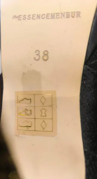 Zapatos de tacón Menbur negros y dorados