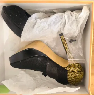 Zapatos de tacón Menbur negros y dorados