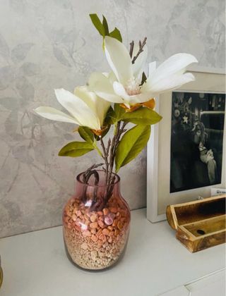 Florero de cristal rosa con piedras