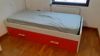 Cama nido en buen estado. Blanca y naranja