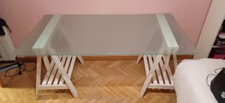 Mesa IKEA cristal con caballetes