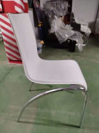 Sillas de oficina negras y blancas.