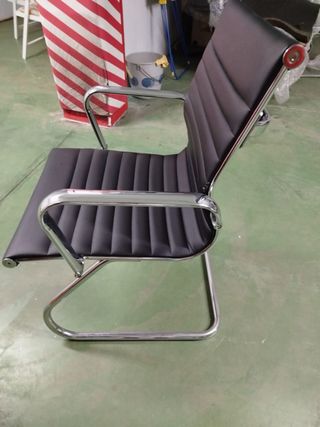 Sillas de oficina negras y blancas.