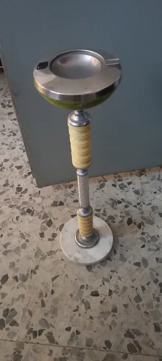 Cenicero de pie vintage