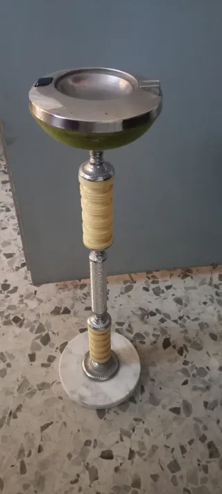 Cenicero de pie vintage
