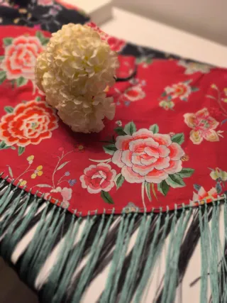 Mantoncillos para niña en negro/teja flores.