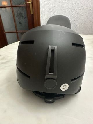 Casco de nieve negro