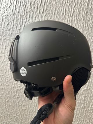 Casco de nieve negro
