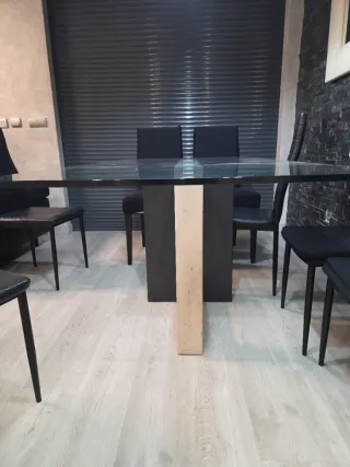 Mesa de comedor de cristal y madera