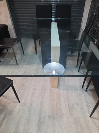 Mesa de comedor de cristal y madera