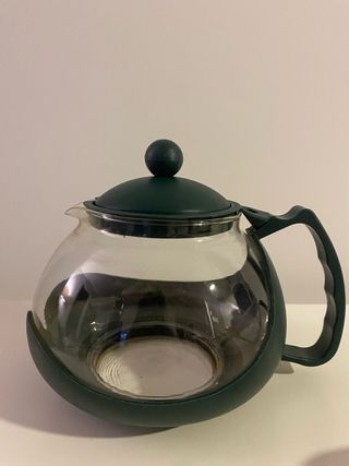 Cafetera de cristal con tapa verde