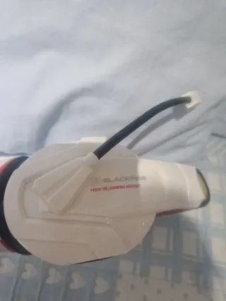 Auriculares blancos y rojos