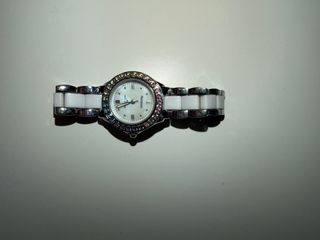 Reloj con pulsera blanca y detalles