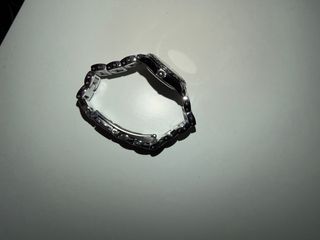 Reloj con pulsera blanca y detalles