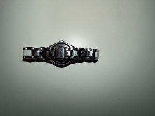 Reloj con pulsera blanca y detalles