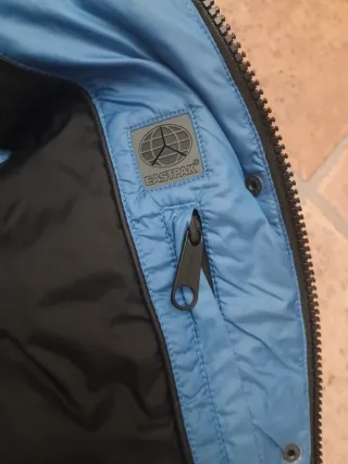 Gilet Eastpak blu con banda nera