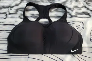 Top deportivo Nike negro RUNNING