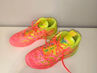 Zapatillas Baloncesto Puma Verdes y Rosas