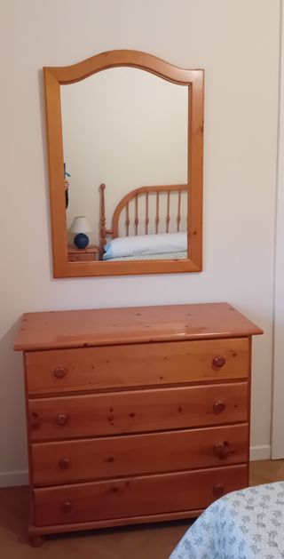 Cómoda de madera con espejo