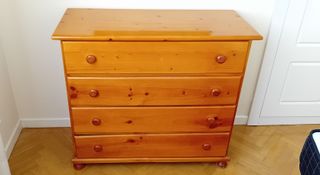 Cómoda de madera con espejo