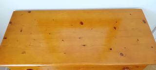 Cómoda de madera con espejo