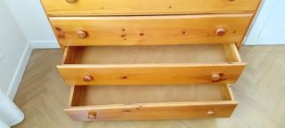 Cómoda de madera con espejo