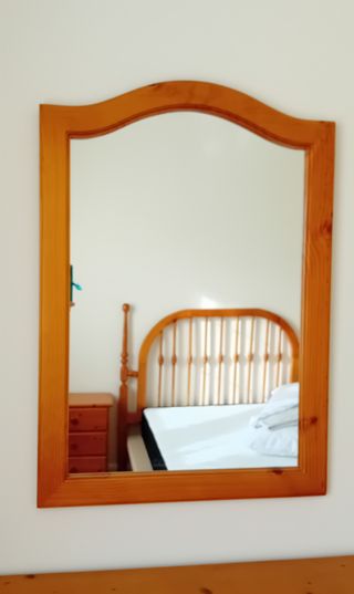 Cómoda de madera con espejo