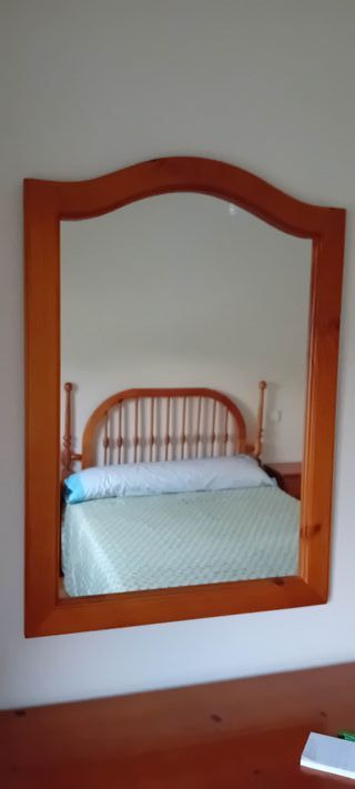 Cómoda de madera con espejo