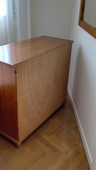 Cómoda de madera con espejo