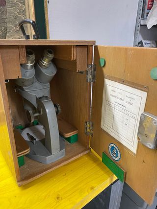 Microscopio Antiguo con su caja de madera