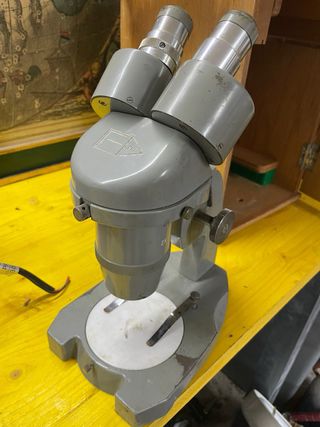 Microscopio Antiguo con su caja de madera