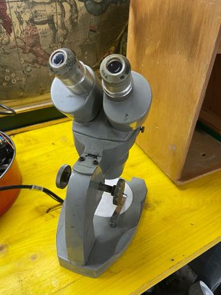 Microscopio Antiguo con su caja de madera