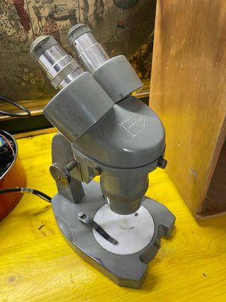 Microscopio Antiguo con su caja de madera