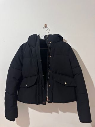 Abrigo negro acolchado con capucha