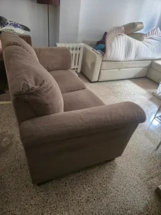 Sofá de tela beige y marrón