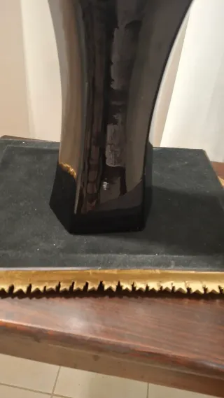 Vaso ceramica nero con dettagli oro