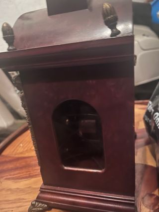 Reloj de mesa antiguo de madera