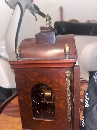 Reloj de mesa antiguo de madera