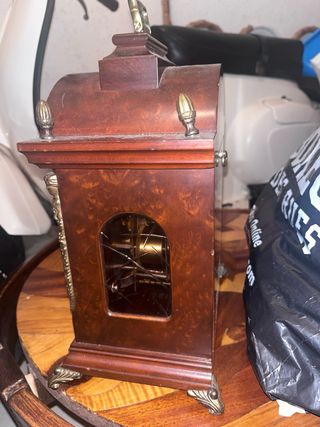 Reloj de mesa antiguo de madera
