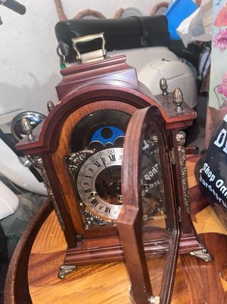 Reloj de mesa antiguo de madera