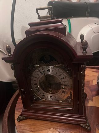 Reloj de mesa antiguo de madera