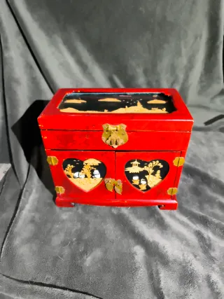 Joyero chino antiguo con escenas corcho tallado